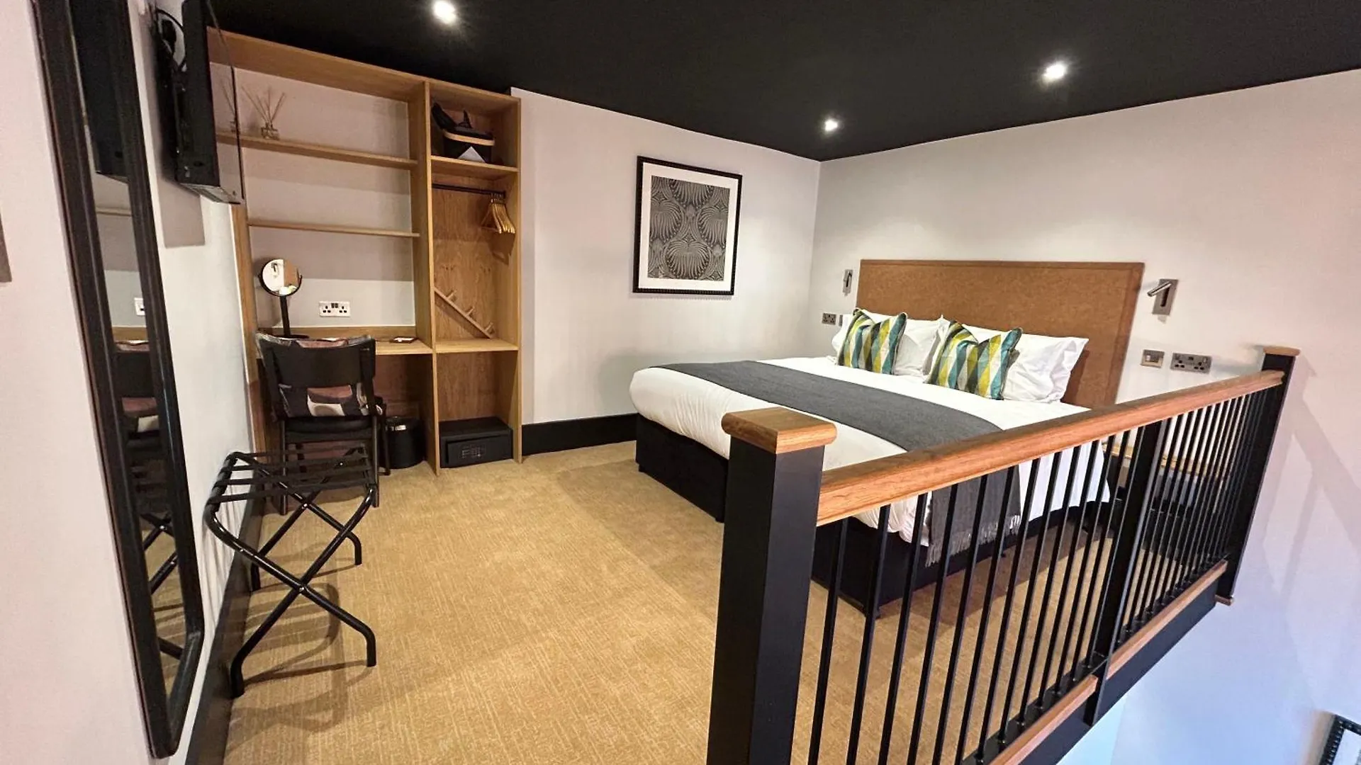 Crescent Place By Mansley Cheltenham 4*,